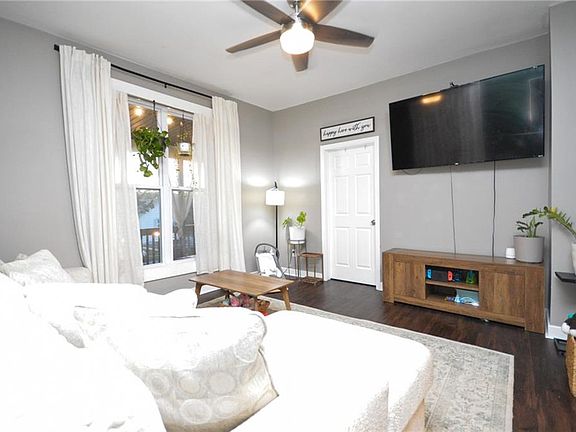 5th image of 209 S Crysler Ave
