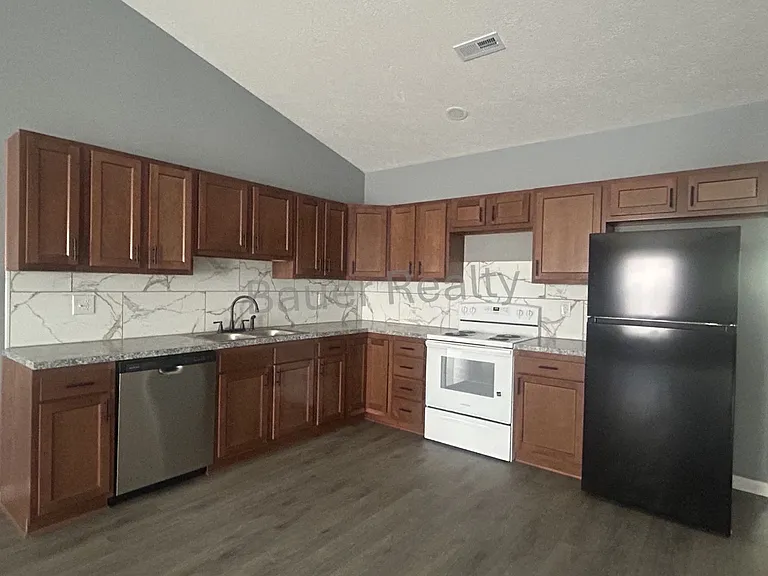 47 Grove Ave — Photo 10