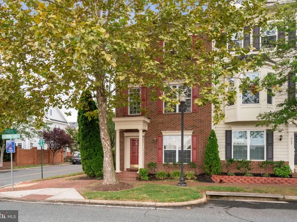 715 Harbor Side St, Woodbridge, VA 22191
