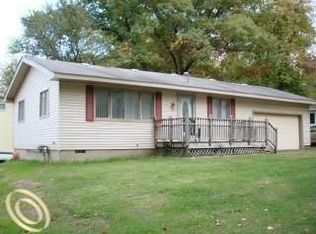 11717 Pleasant View Dr, Pinckney, MI