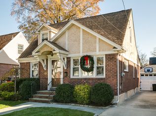173 W Poplar St, Floral Park, NY 11001