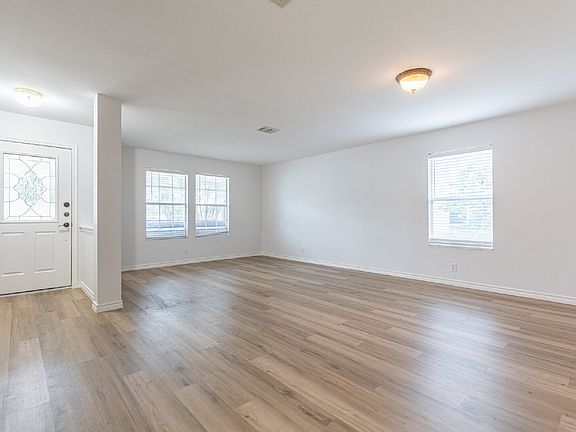 4th image of 228 Sophia Cir