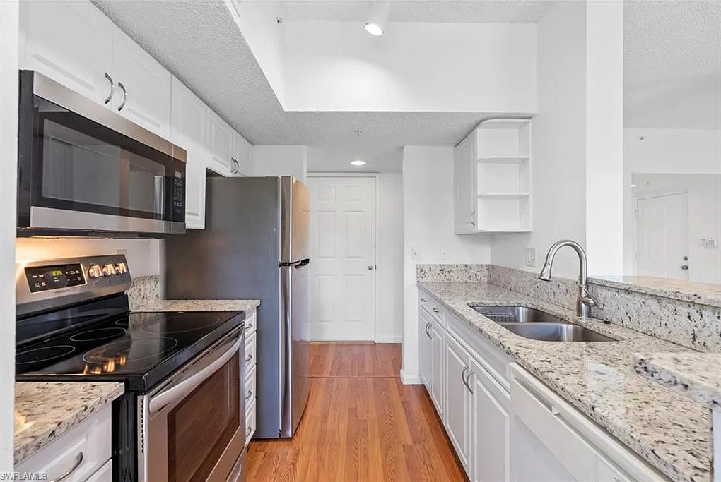 1 bed, 1.0 bath, 734 sqft, $1,600 — Photo 3