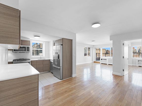 3rd image of 360 E 65th St APT 17D