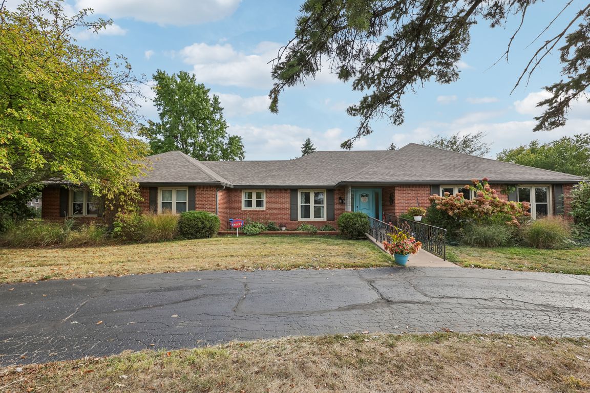 Westmoor Dr-S0310-001.jpg