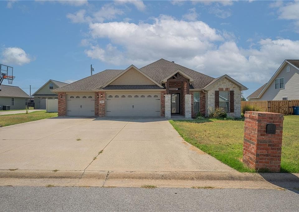 1st image of 3017 Fairway Cir