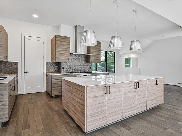 815 W 17th St — Photo 11