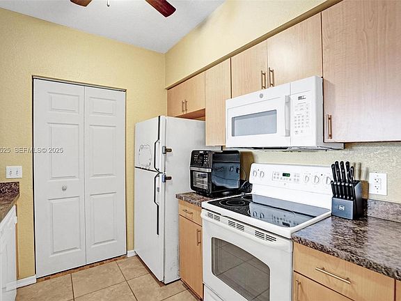 3rd image of 2409 Belmont Ln #2409