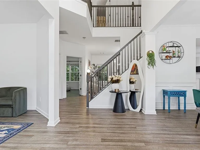 2540 Lansing Ln — Photo 2
