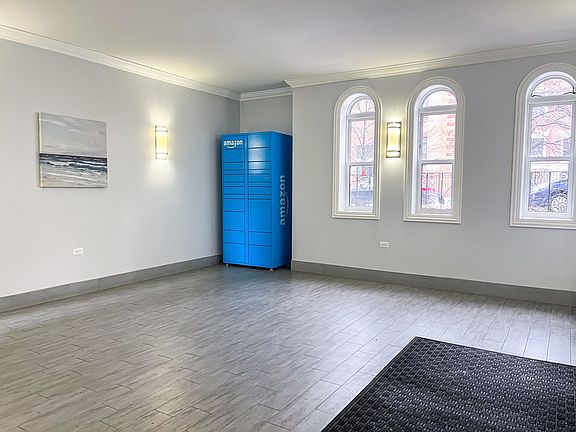 3rd image of 4070 N Kenmore Ave #308
