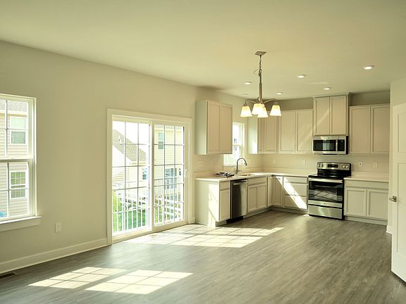 3rd image of 1331 Darling Dr