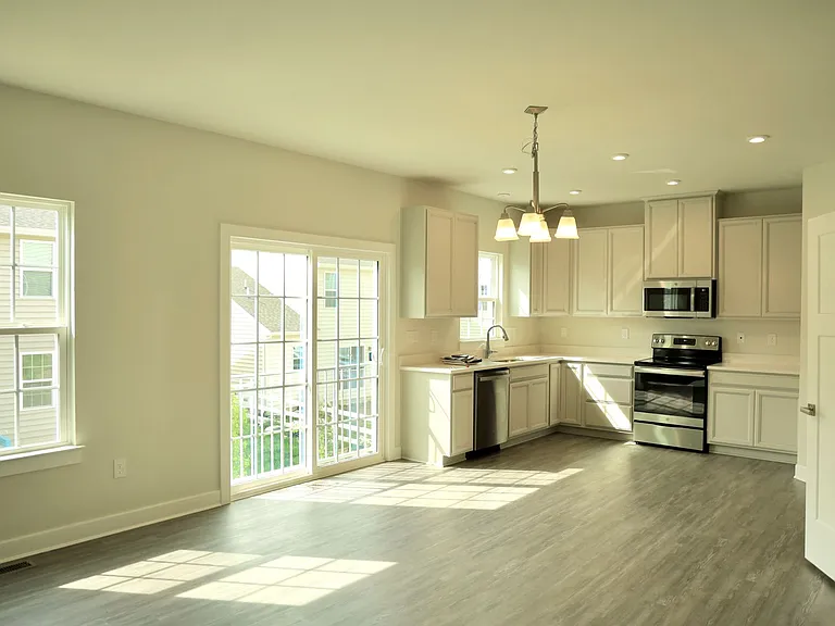 1331 Darling Dr — Photo 3