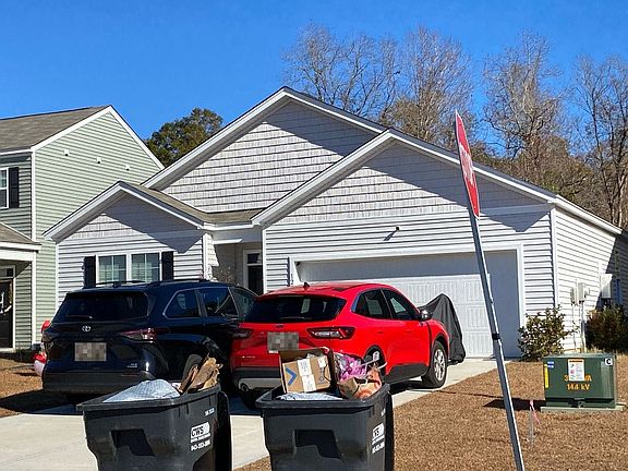 2nd image of 127 Cloverleaf St