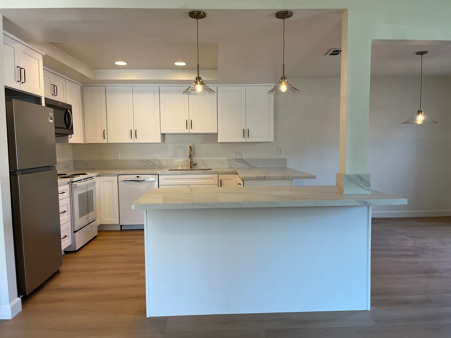 3 bed, 1200 sqft, $3,695 — Photo 2
