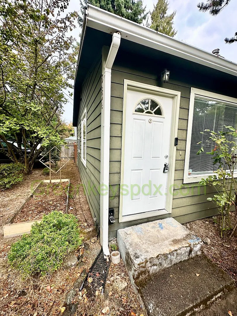 Lovely 2-Bedroom House with Backyard with Lots of Fruit Trees! — Photo 1