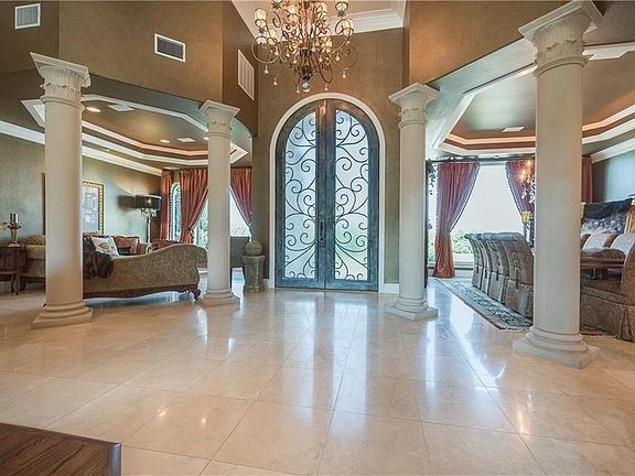 5th image of 2401 Versailles Dr