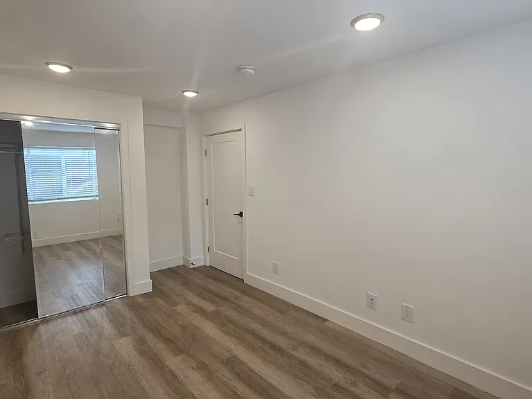 1651 La Salle Ave #B — Photo 5