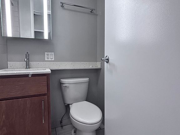 2nd image of 5910-12 N Sheridan Rd #506