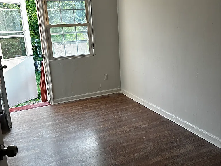 420 E Spruce St — Photo 8
