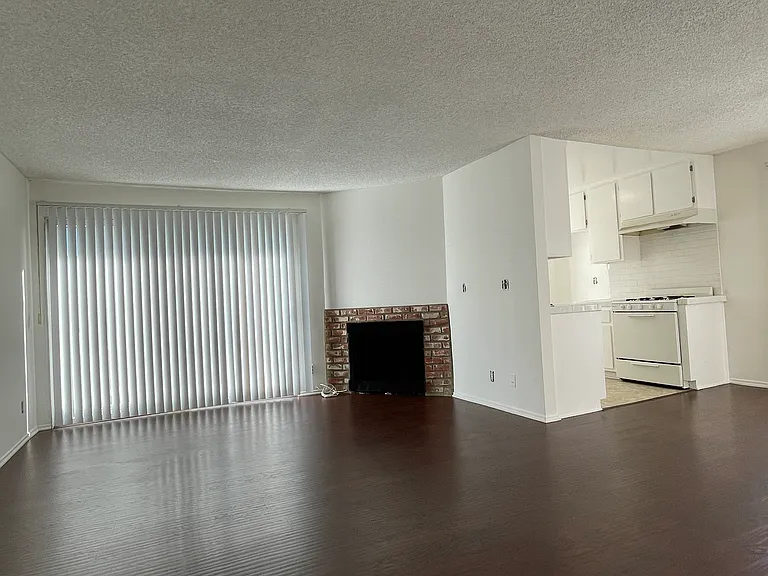 904-908 Granville Ave — Photo 12