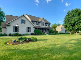 N63W14376 Ash Dr, Menomonee Falls, WI 53051