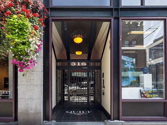 Note the number 318 above the door (legal address is 316).