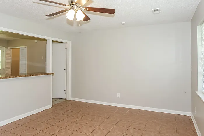 3 bed, 1.5 bath, 1423 sqft, $1,595 — Photo 3