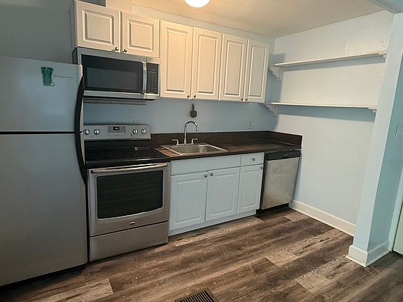 3rd image of 2413 McPhillips Dr