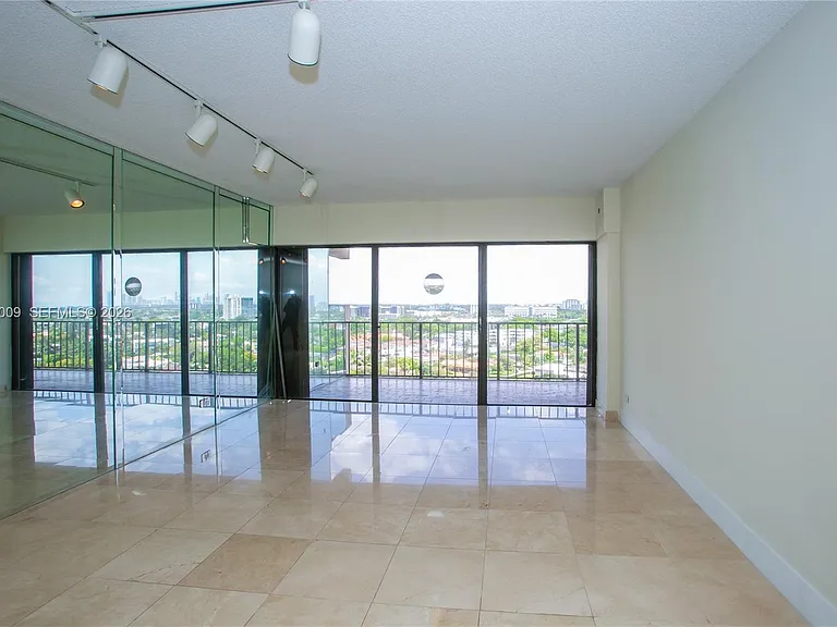 1800 NE 114th St #1502 — Photo 3