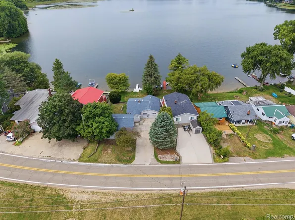 2205 Gray Rd, Lapeer, MI 48446