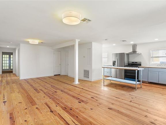 4th image of 920 Saint Mary St