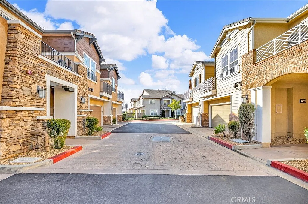 3 bed, 2.5 bath, 1520 sqft, $3,795 — Photo 4