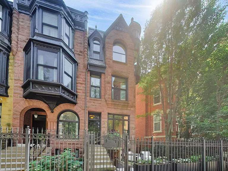 45 E Division St — Photo 2