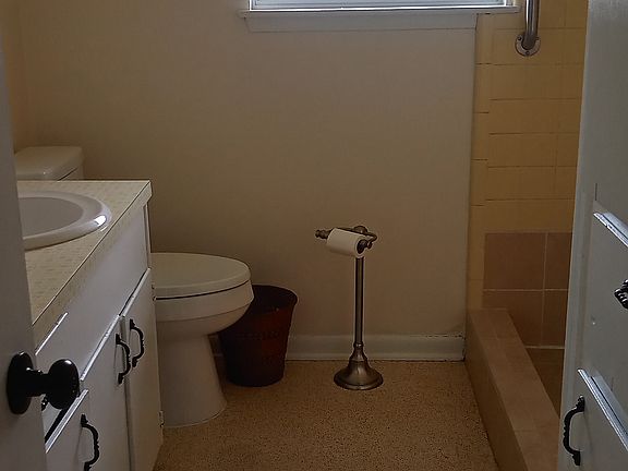 4th image of 404 West Ave #A
