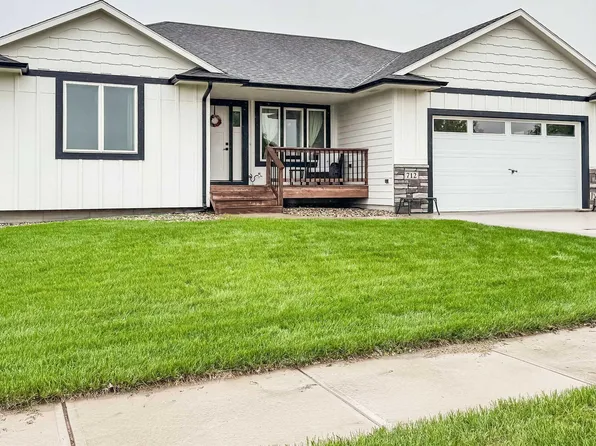 712 Trojan Ave, Hartford, SD 57033