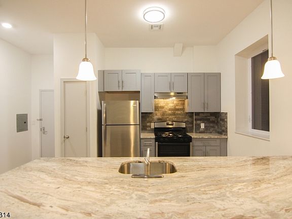 3rd image of 195-197 Lincoln Ave #104