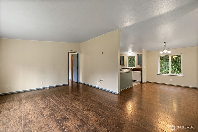 3rd image of 8341 Daphne Ct SE