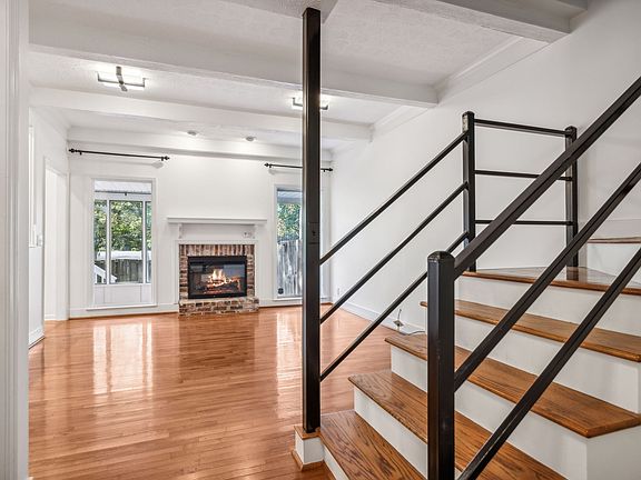 5th image of 105 Foxborough Sq W