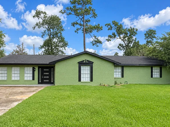 122 Wood Manor Ln, Sour Lake, TX 77659