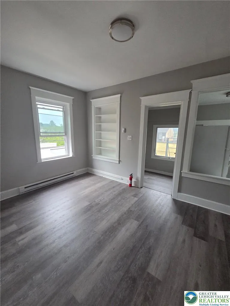 926 W Walnut St — Photo 3