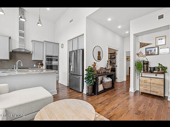 5th image of 353 Ogden St #303