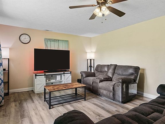 3rd image of 396 Parkway Dr