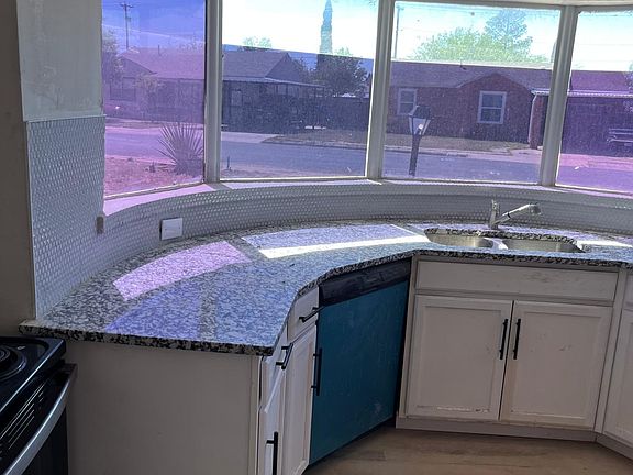 5th image of 2620 Buchanan Ave