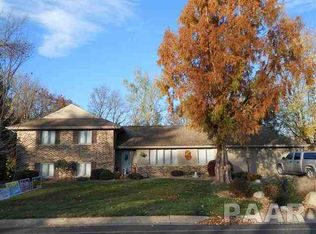 507 Country Club Dr, Pekin, IL 61554