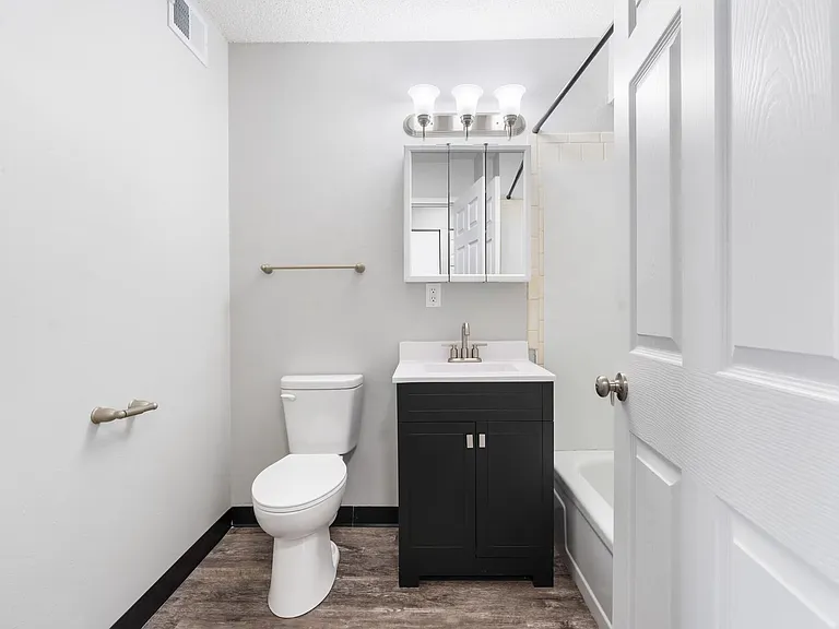 Breckenridge Davenport Apartments — Photo 97