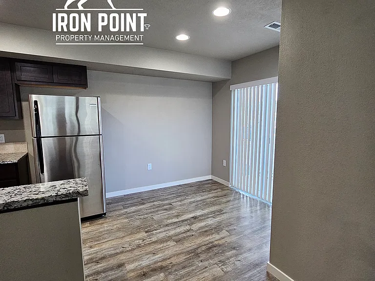 928 E Wandering Ln — Photo 13