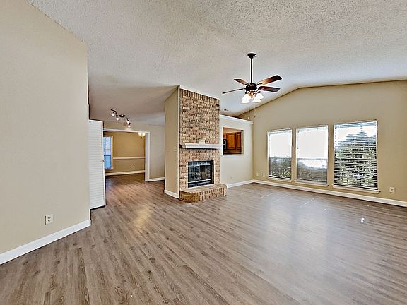 4th image of 2705 Fountainview Dr