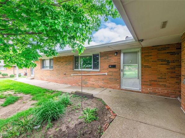 21834 River Oaks Dr #E2, Rocky River, OH 44116