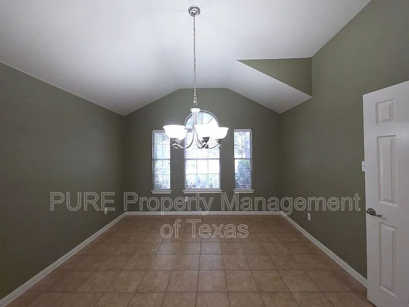 4 bed, 2.0 bath, 1802 sqft, $2,095 — Photo 4
