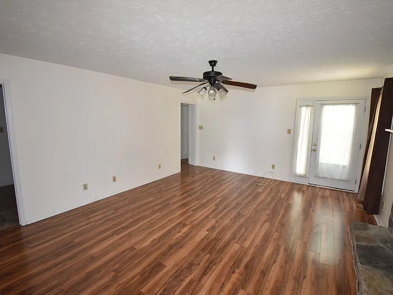 121 Sprucepine Dr — Photo 4